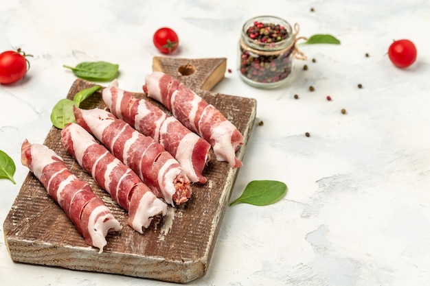 Kofta kebab ou chevapchichi. saucisses viande hachée enveloppée de bacon. Des graisses saines, une alimentation saine pour perdre du poids.