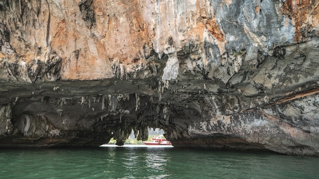 Koh Hong, Tham Lot Cave à Hong Island dans la baie de Phang-Nga, Thaïlande.