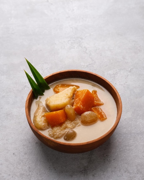 Kolak Kolak Pisang est un dessert traditionnel indonésien à base de banane avec du lait de coco et du sucre