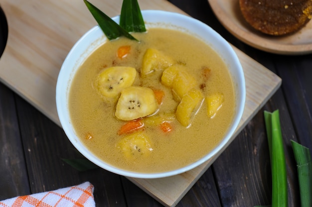 Kolak pisang ou compote de banane et de patate douce est un dessert indonésien populaire à base de banane