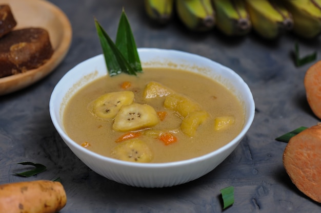 Kolak pisang ou compote de banane et de patate douce est un dessert indonésien populaire à base de banane