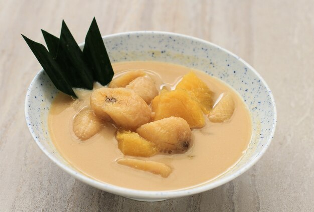 Kolak Pisang Ubi ou compote de bananes et patates douces est un dessert indonésien populaire à base de patates douces à la banane cuites avec du lait de coco, du sucre de palme et des feuilles de pandan. Populaire pendant le Ramadan