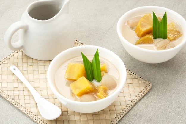 Kolak Ubi dessert traditionnel indonésien à base de pommes de terre, de lait de coco, de sucre et de pandanus