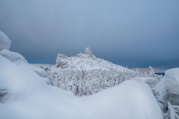 Kolchimsky pierre une montagne au nord du territoire de Perm en hiver