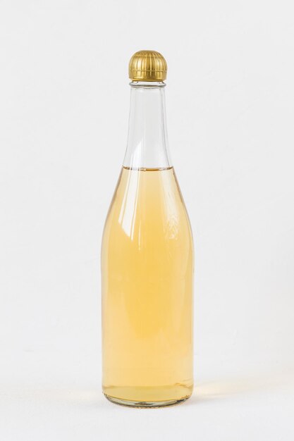 Photo kombucha fait maison boisson fermentée en bouteille sur fond blanc boisson probiotique saine