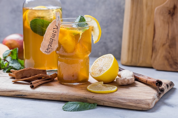 Kombucha sain au citron et à la cannelle.