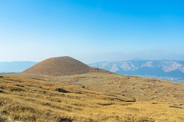 Komezuka en janvier un cône volcanique dans le parc national d'Aso Kuju Un champ d'herbe couvre les environs