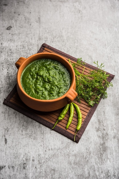 Kothimbir ou Dhaniya Chutney à base de coriandre ou de coriandre avec du piment, servi dans un bol.