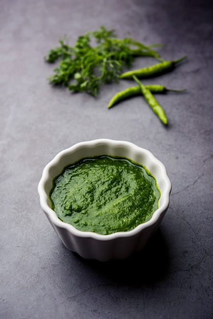 Kothimbir ou Dhaniya Chutney à base de coriandre ou de coriandre avec du piment, servi dans un bol.