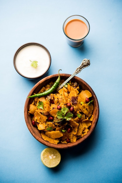 Kothu Parotta ou Paratha ou restes sautés de Chapati Masala ou fodnichi poli en marathi, servis dans un bol ou une assiette avec du lait caillé et du thé chaud. Mise au point sélective