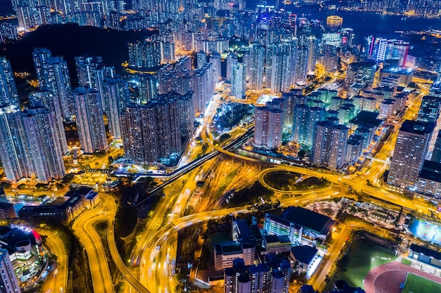 Kowloon Bay, Hong Kong 25 avril 2019 : un drone survole la ville de Hong Kong la nuit