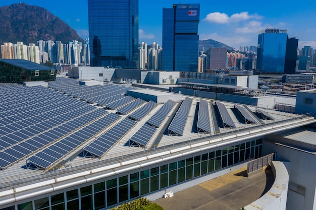 Kowloon Bay, Hong Kong 29 février 2019 : Vue de dessus du panneau solaire sur le toit