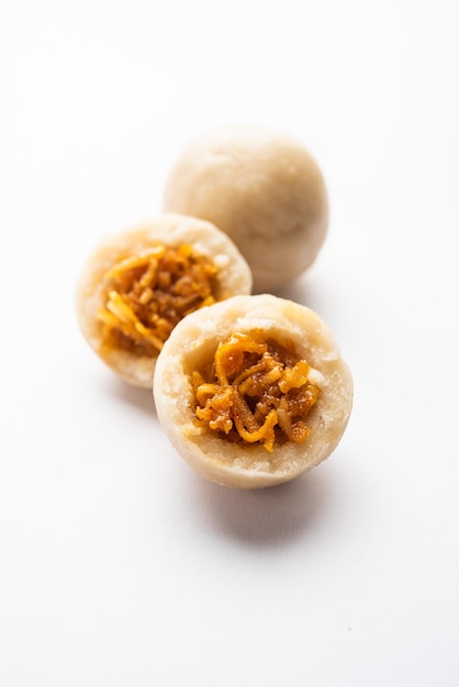 Kozhukatta ou kolukattai pidi est des boulettes cuites à la vapeur faites avec de la farine de riz remplissant de jaggery de noix de coco
