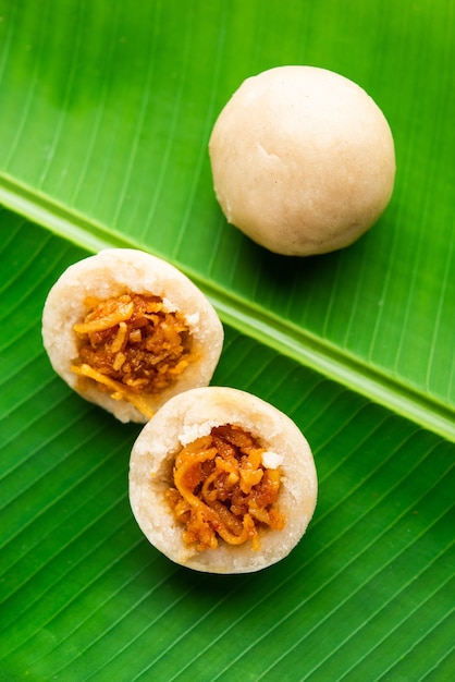 Kozhukatta ou kolukattai pidi est des boulettes cuites à la vapeur faites avec de la farine de riz remplissant de jaggery de noix de coco