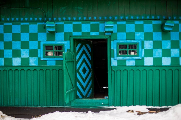 Krasnoilsk Ukraine 13 janvier 2017 mur traditionnel vert et bleu d'une maison dans un village ukrainien