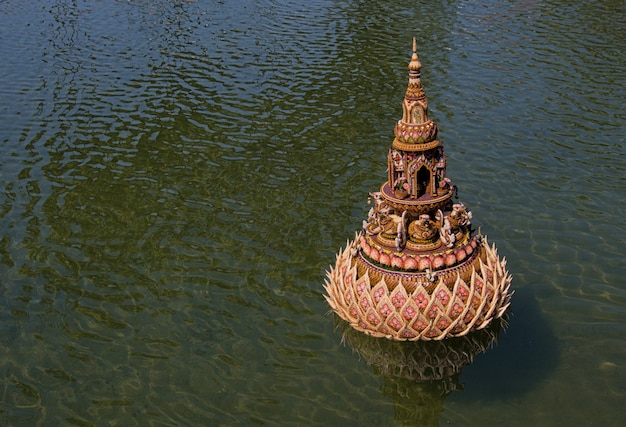 Krathong à base de feuilles de bananier et décoré de fleurs