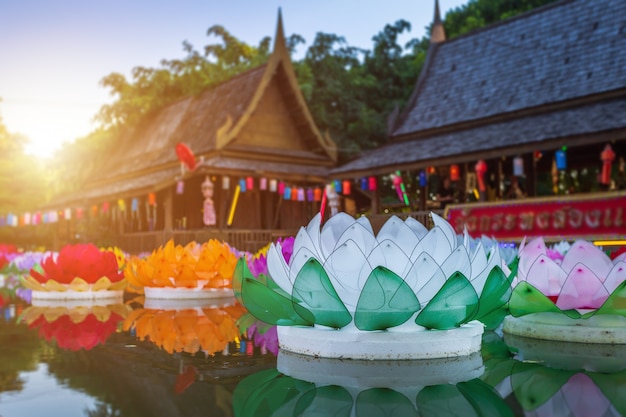 kratong Fait de mousse flotte sur l&#39;eau pour le festival Loy Kratong