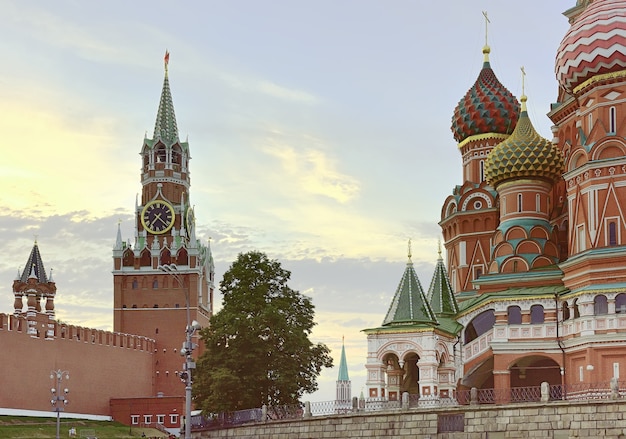 Kremlin de Moscou et cathédrale Saint-Basile sur la place rouge tour spasskaya