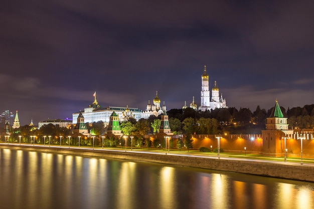 Le Kremlin de Moscou, le clocher Ivan le Grand, le Grand Palais du Kremlin et la rivière de Moscou la nuit avec des sentiers de circulation.