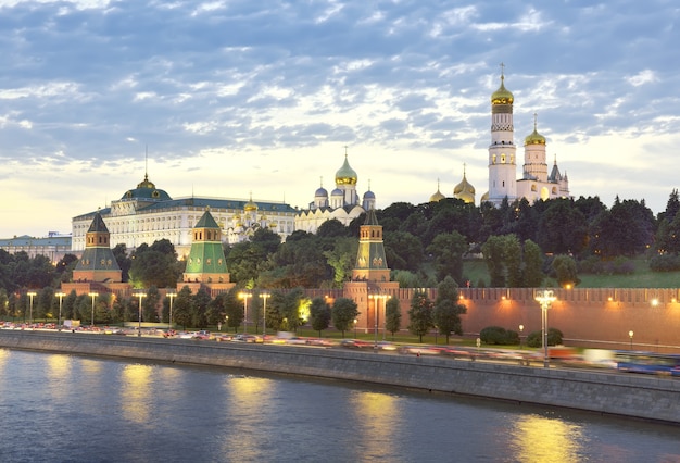 Kremlin de Moscou dans les lumières du soir forteresse médiévale murs hautes tours cathédrales