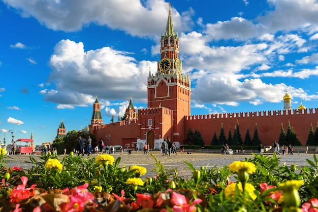 Kremlin de Moscou sur la Place Rouge en été Russie Belle vue panoramique sur la vieille tour Spasskaya du Kremlin dans le centre-ville de Moscou