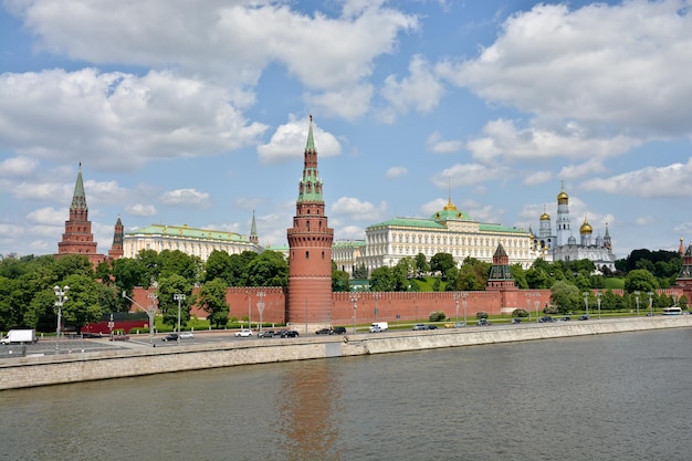 Kremlin de Moscou et quai de la rivière de Moscou