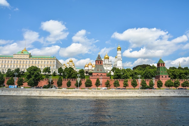 Le Kremlin de Moscou et le remblai