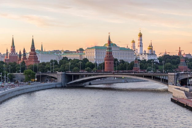 Photo le kremlin de moscou et la rivière de moscou dans la soirée ensoleillée. ciel rose et doré. russie