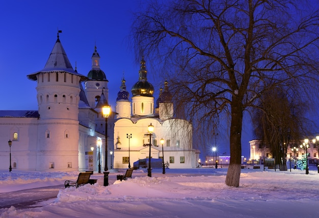 Kremlin de Tobolsk à l'aube Cathédrale St SophiaAssumption avec un clocher russe ancien