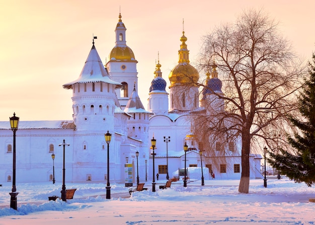 Le Kremlin de Tobolsk un matin d'hiver Tours de dômes de cour d'invité de l'Assomption Sainte-Sophie