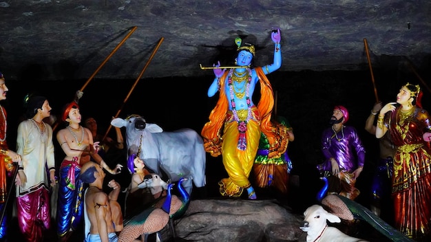 Krishna a soulevé la montagne sur sa statue de doigt gros plan voir l'image