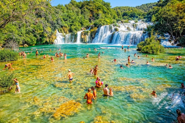 Krka Croatie Août 2016 Touristes se baignant dans l'eau la célèbre cascade du parc naturel