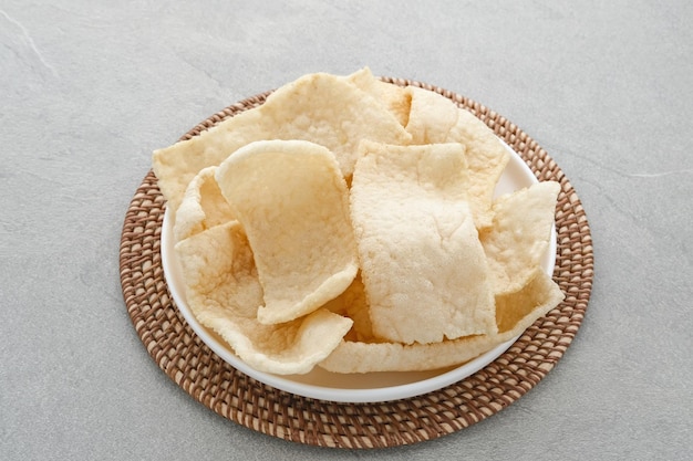 Krupuk ou Kerupuk Indonesia craquelins traditionnels servis sur assiette