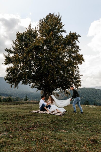 Kryvopillya Ukraine 30 septembre 2021 le processus de tournage de la promenade de la mariée le travail des photographes dans les coulisses