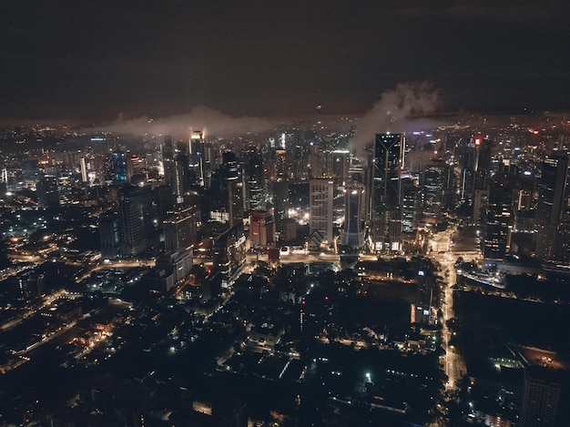 Kuala Lumpur, Malaisie - 16 novembre 2018 : Belle vue sur le gratte-ciel de la ville de Kuala Lumpur pendant la scène du lever ou du coucher du soleil, depuis la vue de dessus.