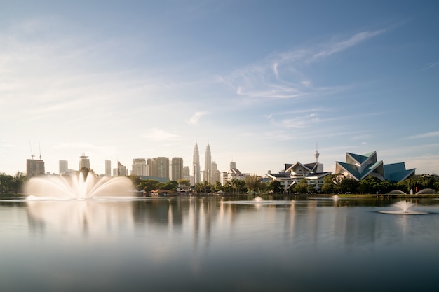 Kuala Lumpur skyline et la fondation du parc Titiwangsa à Kuala Lumpur. Malaisie.