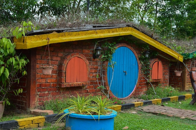 Photo kuala selangor malaisie 2 avril 2021la maison hobbit située à kuala selangormalaisie mise au point sélective