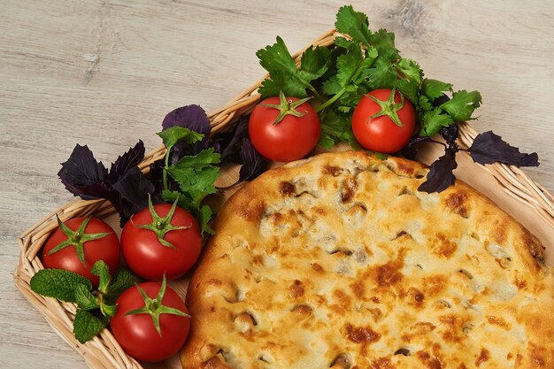 Kubdari est un plat géorgien traditionnel de pain parfumé rempli de viande qui est particulièrement un plat national des Svans sur une table en bois