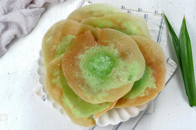 kue ape ou crêpe traditionnelle de Betawi, Jakarta. collation sucrée traditionnelle indonésienne