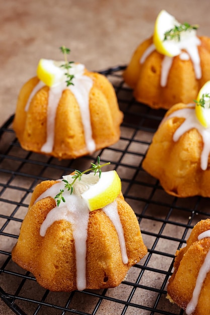 Kue citron Mini gâteaux Bundt au citron garnis de glaçage au citron