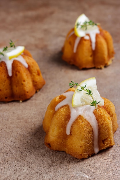 Kue citron Mini gâteaux Bundt au citron garnis de glaçage au citron