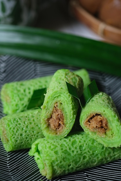 kue dadar gulung, un dessert à base de farine, de noix de coco et de sucre de palme. populaire en Malaisie, en Indonésie.