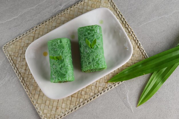 kue dadar gulung un dessert à base de riz gluant coco et sucre de palme