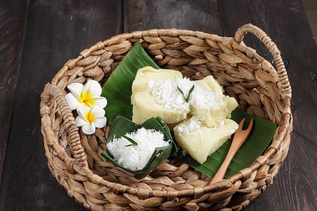 Kue Gendar est un gâteau cuit à la vapeur traditionnel javanais à base de riz servi avec de la noix de coco râpée