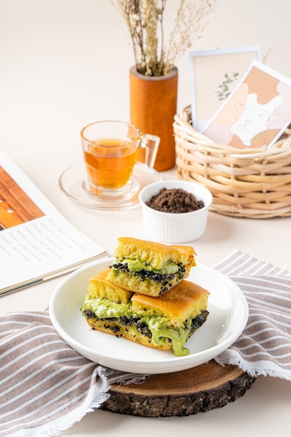 Photo kue hok lo pan ou martabak bangka est cuit sur une poêle à frire ronde en fer épais