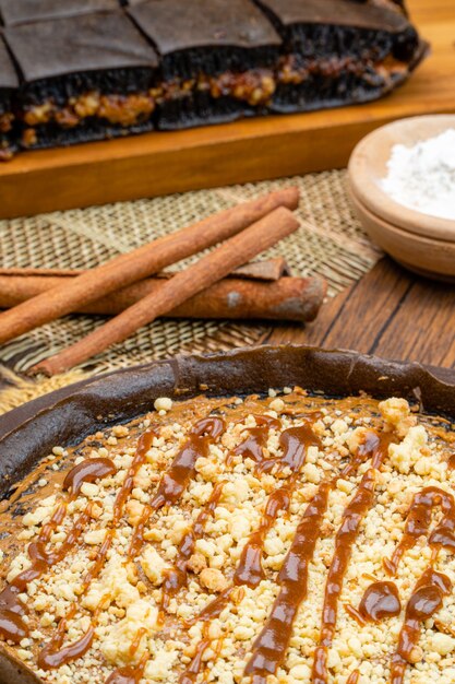 Kue Hok Lo Pan ou martabak bangka est cuit sur une poêle à frire ronde en fer épais