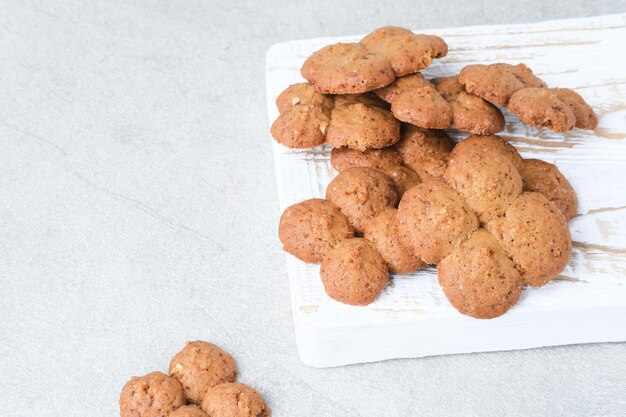 Kue Jahe ou Ginger Cookies snack traditionnel indonésien isolé sur fond gris close up