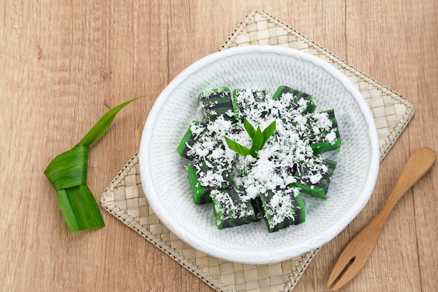 Kue Jongkong layer cake à la noix de coco râpée, snack traditionnel indonésien