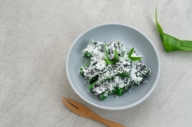 Kue Jongkong layer cake à la noix de coco râpée, snack traditionnel indonésien