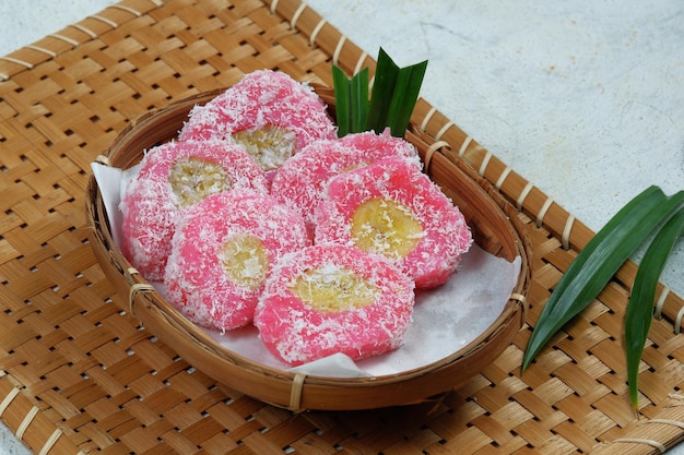 Kue kacamataMata Roda sanggar banyuPutri Noong Pisang Raiis un snack traditionnel indonésien